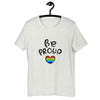 Texto escrito a mano con corazón orgulloso y camiseta con estampado vectorial del lema del arco iris: ¡Lleve su orgullo alto y claro!