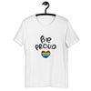 Texto escrito a mano con corazón orgulloso y camiseta con estampado vectorial del lema del arco iris: ¡Lleve su orgullo alto y claro!